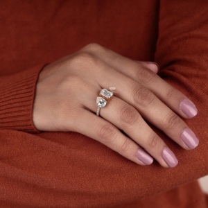 Bague Toi et Moi en Or 14K avec Diamant Taille Ovale et Émeraude, Bague de Fiançailles à Deux Pierres, Bijoux de Mariage Minimalistes, Fabricants Grossistes - Product Image 4