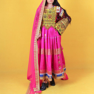 Robe longue traditionnelle en satin, style afghan Kuchi, manches évasées, tissu soyeux élégant, robe afghane Kuchi délicate. - Product Image 4