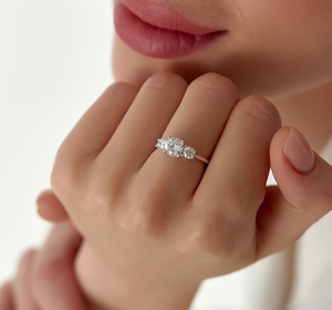 Anillo de Compromiso con Diamante de Laboratorio Delicado - Product Image 5