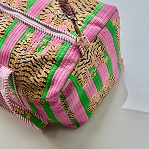 Bolsa de Viaje Tipo Weekender Acolchada con Estampado de Tigre, Rosa y Verde a Rayas, Cierre de Cremallera, Gran Capacidad, para Mujer - Product Image 2