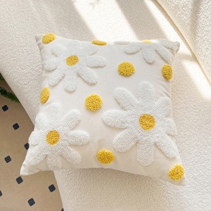 Housse de coussin carrée blanche en chenille avec fleurs de marguerite brodées et pompons jaunes, style nordique, décoration d'intérieur - Product Image 1