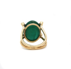 Bague en or jaune massif 14 carats avec émeraude ovale naturelle cabochon de 12,15 carats et diamants sertis à griffes - Collection Memoria Jewels (Vente en gros) - Product Image 3