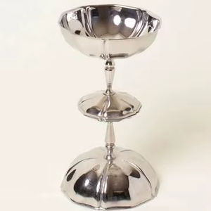 ชั้นวางช็อกโกแลตสองชั้นสีเงิน ดีไซน์หรูหรา ทันสมัย พร้อมฐานตั้ง สำหรับจัดแสดงขนมในงานแต่งงาน - Product Image 1