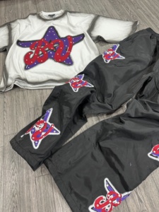 Camisetas y Pantalones Cortavientos Personalizados con Bordado Desgastado y Pedrería, Tallas Americanas, Tejido de Alto Gramaje - Product Image 6