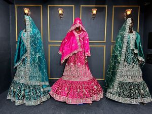 Timeless Veer Zara Velvet Bridal Gharara con Full Heavy Flare Double Dupatta y Intrincado Jarkan Stone Work para novias - Product Image 2