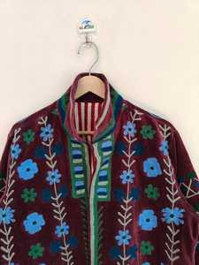 Veste en velours Suzani faite à la main avec broderie florale artisanale, art populaire bohème, vêtement ethnique d'hiver pour femmes, vêtement vintage fait à la main - Product Image 3
