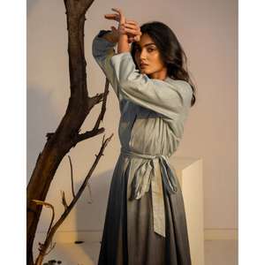 Vestido tipo chaqueta midi ombré para mujer, con cinturón, estilo trench indo-occidental, diseño contemporáneo para fiestas. - Product Image 3