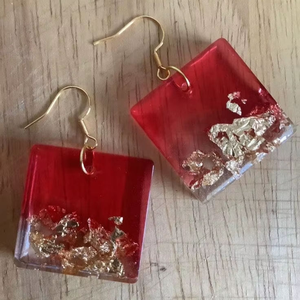 Fabricant en gros de bijoux en résine : Boucles d'oreilles pendantes en résine pour femmes, collection 2026, avec de nouveaux designs – Accessoires de mode très tendance - Product Image 2