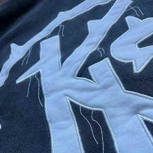 Sudadera con capucha personalizada de peso pesado con cremallera completa, estilo streetwear, con letras de aplique desgastadas, de felpa, vintage, lavada y oversize - Product Image 4