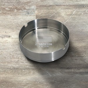 Cendrier de bureau en acier inoxydable avec drapeau américain et nom gravés, design minimaliste pour usage domestique - Product Image 2