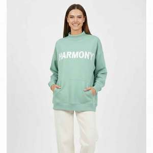 เสื้อสเวตเชิ้ตคอเต่าโอเวอร์ไซส์สำหรับผู้หญิง แขนยาว ผ้าฝ้าย 100% มีกระเป๋า ลายพิมพ์ฮาร์โมนีด้านหน้า เสื้อคอเต่าสำหรับใส่ในฤดูใบไม้ร่วง - Product Image 1