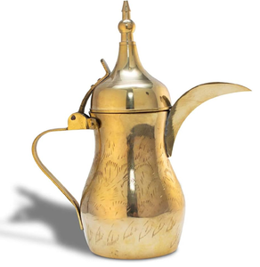 Elegante cafetera árabe dorada con delicado grabado floral y boquilla curva. Disponible a precio de mayorista. - Product Image 1