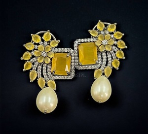 Magnifiques boucles d'oreilles pendantes tendance en laiton plaqué or de qualité supérieure avec zircon CZ pour femmes, collection pour fêtes et mariages - Product Image 4