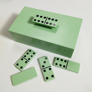 Juego de Dominó de Resina Verde Premium con Caja de Almacenamiento a Juego y Elegante Tapa con Letras Doradas - Product Image 3