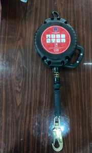 Dispositivo anticaídas retráctil para seguridad en el lugar de trabajo, diseñado para reducir los riesgos de caídas durante actividades de acceso en altura. - Product Image 3