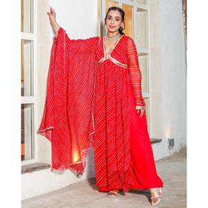 Ensemble de salwar kameez Vinaya taille XS, rouge, en chiffon pur, avec motif bandhani dessiné à la main, pour les occasions de mariage - Product Image 6