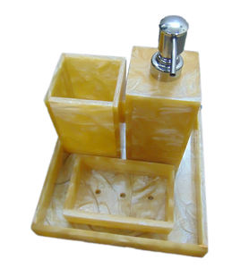 Ensemble de 4 accessoires de bain classiques en résine, nouveau design - Product Image 1