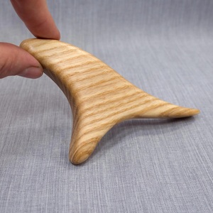Outil Gua Sha en bois fait main pour le drainage lymphatique et le massage facial - Product Image 1