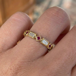 Superbe bague classique en or jaune 18 carats avec diamant naturel et pierre précieuse de couleur, rubis taille princesse, pour femme - Product Image 4