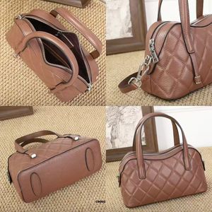 Bolso Ando para Mujer, de Cuero Vacuno Genuino Acolchado, con Asas Dobles y Correa de Hombro Desmontable - Product Image 4