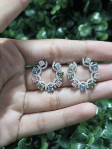 Pendientes de Oro de 10K con Diamantes Multicolores Cultivados en Laboratorio |   Pendientes Geométricos Clásicos |   Joyería de Lujo para Mujer - Product Image 5