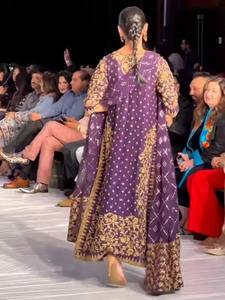 Vestido Anarkali pakistaní premium en verde esmeralda y oro antiguo, con adornos elaborados, largo y maxi, con forro Banarsi Jamawar. - Product Image 3