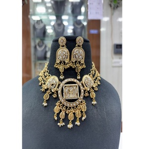 Ensemble collier et boucles d'oreilles élégants en laiton plaqué or antique de qualité supérieure avec moissanite pour femme, idéal pour mariage, fiançailles, fête ou cadeau - Product Image 1