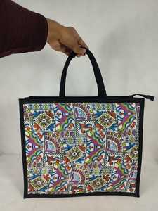 Sac fourre-tout en toile imprimé avec fermeture éclair et poignées noires - Product Image 1