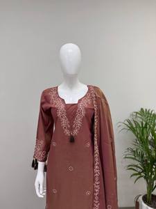 Stilvolle Damen-Hochzeitskleidung für Alle Jahreszeiten: Wunderschönes Pailletten-Besticktes LEO DENTING Oberteil, Hose und Dupatta, Reversibel und Knitterfrei - Product Image 3