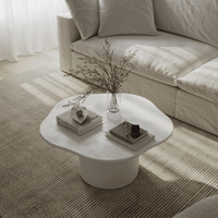 Table basse Vandana Astra Vertex en micro-béton blanc cassé à plateau irrégulier pour un décor moderne