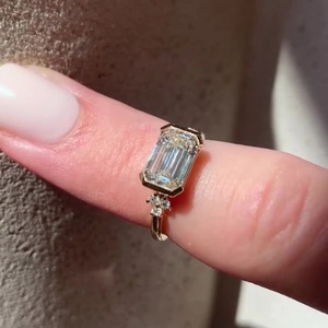 Elegante Anillo de Compromiso con Diamante Cultivado en Laboratorio, Corte Esmeralda, Semibiselado, Oro Amarillo de 14K, Certificado IGI, Claridad VVS+, Color EF, 2.50CT - Product Image 4