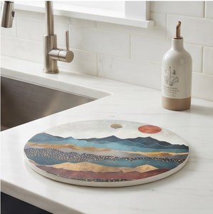 Planche à découper ronde artisanale avec motif paysage montagneux abstrait et trou de suspension, multicolore - Product Image 6