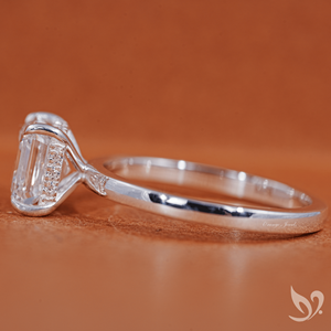 Anillo de Compromiso con Diamante Cultivado en Laboratorio, Corte Asscher de 2 Quilates, Certificado por IGI |   Anillo solitario de oro macizo de 10 quilates con halo oculto - Product Image 2