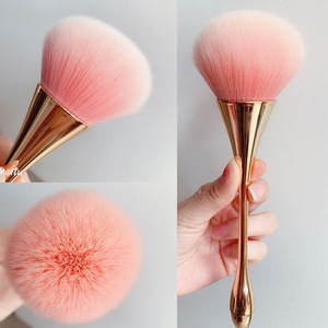 Brocha de Maquillaje Grande Tipo Abanico, con Cerdas Suaves de Fibra Sintética, Mango en Forma de Reloj de Arena, para Polvo Facial, Rubor e Iluminador - Product Image 2