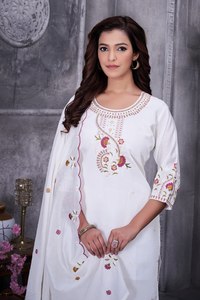 Elegante Conjunto Étnico de Seda Romana para Mujer con Dupatta Bordada |   Proveedor de Ropa OEM |   Exportación Global de Moda - Product Image 5