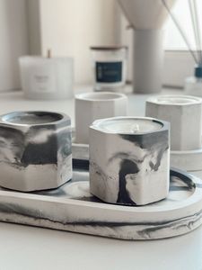 Ensemble de bougies hexagonales en marbre noir et blanc de luxe avec plateau ovale assorti, artisanat en pierre naturelle, décoration d'intérieur - Product Image 1