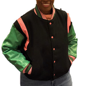 เสื้อแจ็คเก็ตวาร์ซิตี้พรีเมียม แต่งริบบิ้นขนสัตว์ ปักลาย ตัวอักษร สำหรับผู้หญิง ทรงบอมเบอร์ ป้องกันลม พร้อมระบบทำความร้อน งานปักแบบวินเทจ  บริการ OEM - Product Image 1