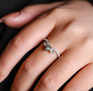 แหวนทองคำขาว 14K ประดับเพชรทรงหยดน้ำแบบเปิด - Product Image 2