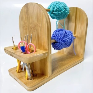 Soporte de madera para hilo con organizador de bolas giratorio doble, dispensador portátil de hilo para ganchillo y tejer con almacenamiento de herramientas - Product Image 3