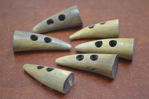 Botones de cuerno de búfalo pulidos a mano, ecológicos, de arte popular, diseño de cruz, origen India, 2 agujeros, para coser en ropa - Product Image 2