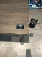 In hoogte verstelbaar bureau met houten blad en metalen frame, elektrisch sta-bureau