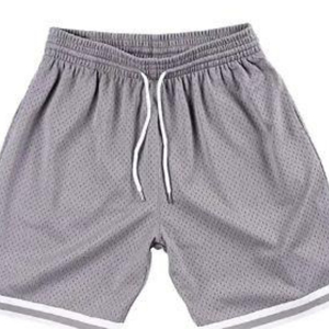 Shorts de basket gris pour homme en mesh avec bande latérale blanche, taille élastiquée, respirants, séchage rapide, longueur Bermuda, 100% polyester - Product Image 3