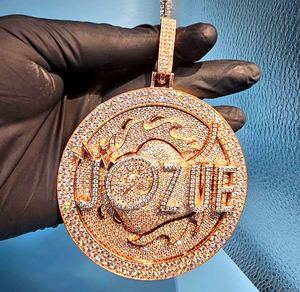 จี้เพชรโมอิสซาไนต์ VVS แบบวงกลมสั่งทำพิเศษ ประดับเพชรเต็มวง สองสี เงินแท้ 925 ชุบทอง จี้ฮิปฮอปสำหรับผู้ชาย - Product Image 1