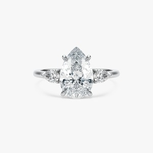 Bague à trois pierres en diamant de laboratoire brillant en forme de poire de 3 carats en or 14 carats, bijoux de créateur pour mariée - Product Image 1