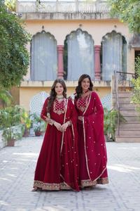 Las más hermosas colecciones de vestidos Anarkali de material Georgette con efecto de flores, para bodas de estilo indio-pakistaní con adornos elaborados. - Product Image 2