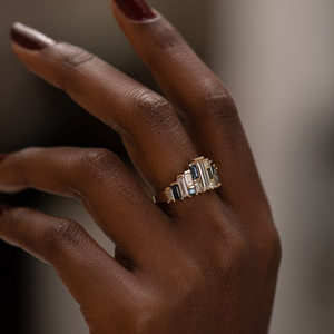 Anillo de barra con diamantes talla baguette azules y blancos, de oro macizo, ideal como regalo de boda o para fiestas, joyería elegante para ella, anillo llamativo. - Product Image 2