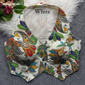 Blusa de viscosa suave estilo moderno con cuello halter y relleno, colección de moda femenina para exportación. - Product Image 3