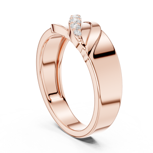 Anillo de compromiso Art Déco de banda ancha con moissanita multienchufe de laboratorio y diseño en espiral, en oro amarillo y acero inoxidable con engaste de puntas. - Product Image 2