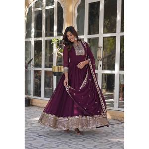 Vestido de Fiesta Hecho a Mano con Lentejuelas y Dupatta Bordada, Talla XL, Corte Imperio - Product Image 3