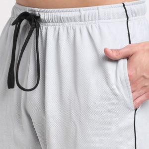 Ensemble de t-shirt sportif léger et respirant à séchage rapide pour homme Oye Hoye International, noir avec empiècements latéraux blancs et short gris, col rond - Product Image 6